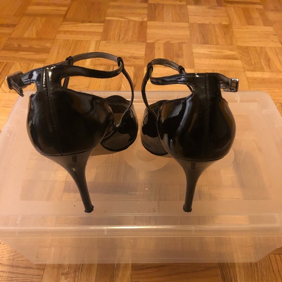 Shiny black open toe Guess heels - Picture 3 of 3